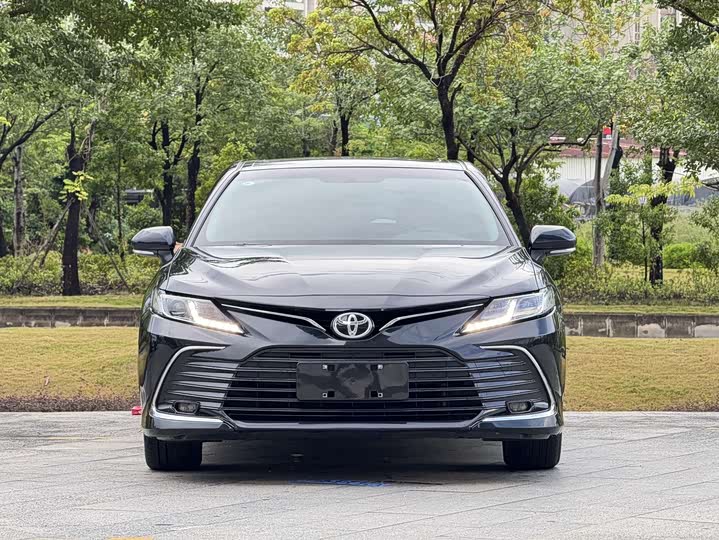 Фото 2 - Toyota Camry