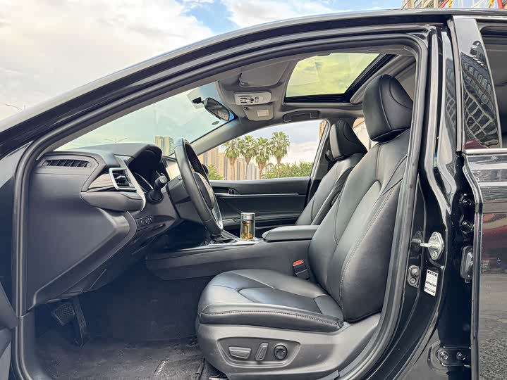 Фото 5 - Toyota Camry