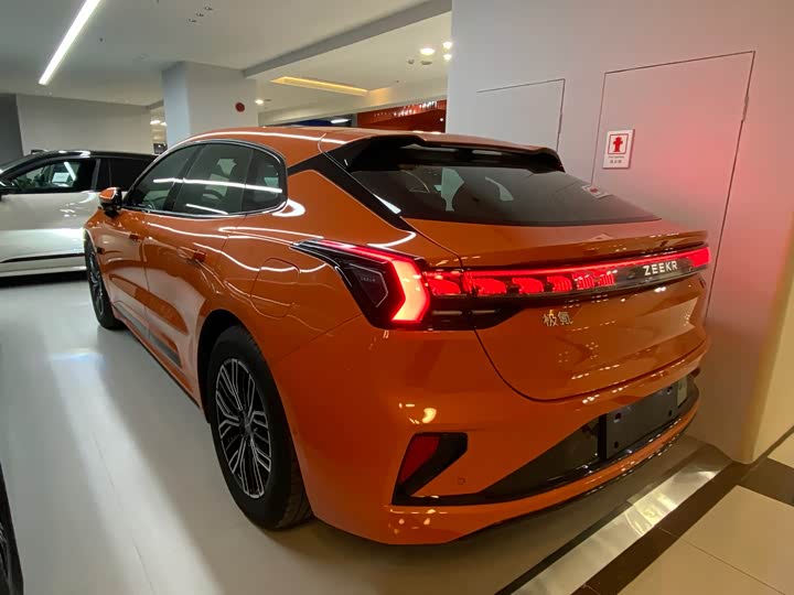 Фото 14 - Zeekr 001