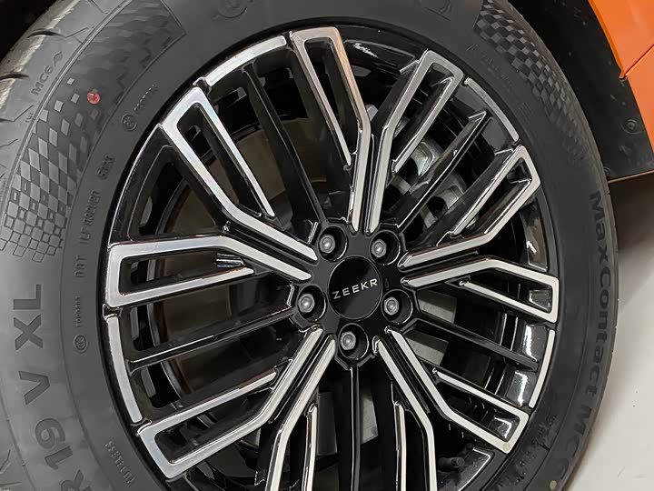 Фото 15 - Zeekr 001