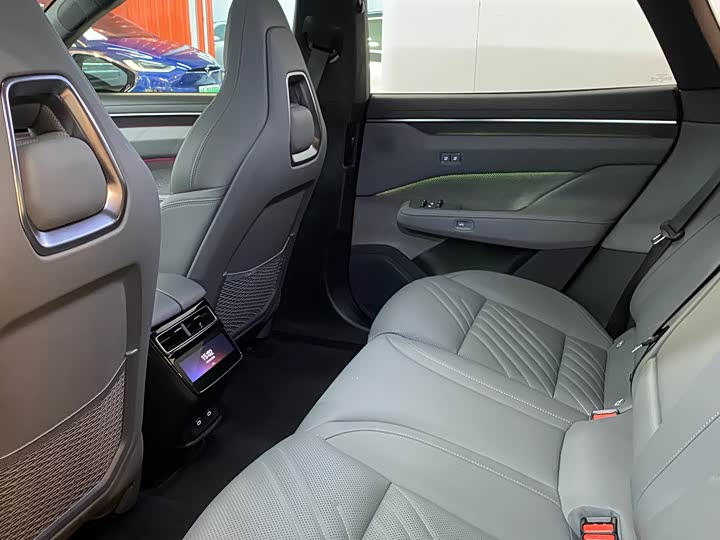 Фото 9 - Zeekr 001