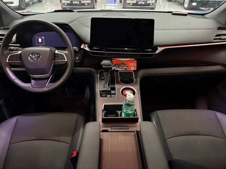 Фото 4 - Toyota Granvia