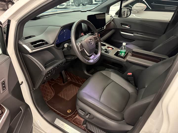 Фото 5 - Toyota Granvia