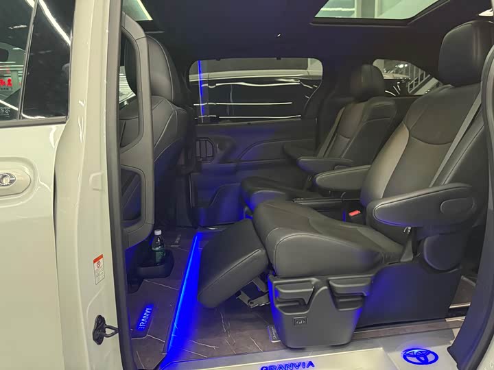 Фото 6 - Toyota Granvia