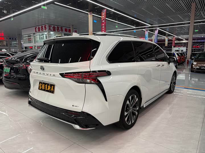 Фото 7 - Toyota Granvia