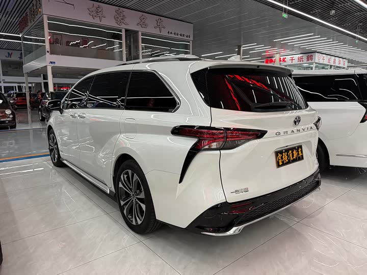 Фото 8 - Toyota Granvia