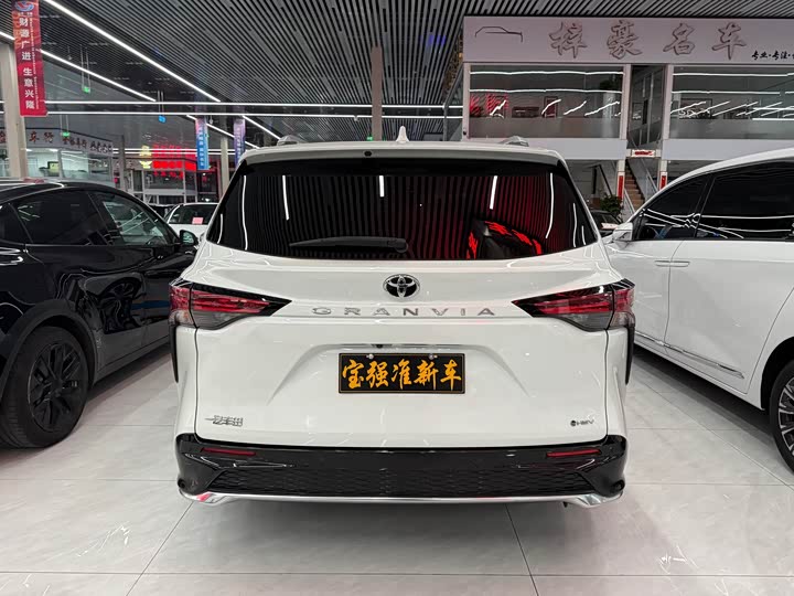 Фото 9 - Toyota Granvia