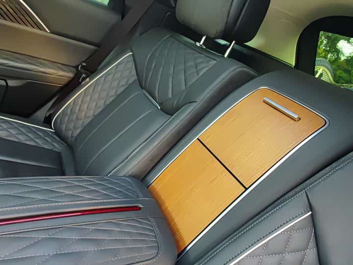 Фото 14 - Hongqi E-HS9