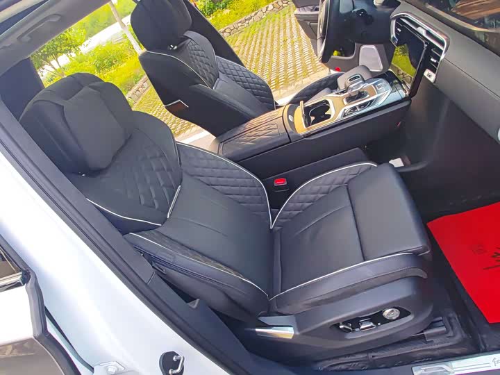 Фото 18 - Hongqi E-HS9