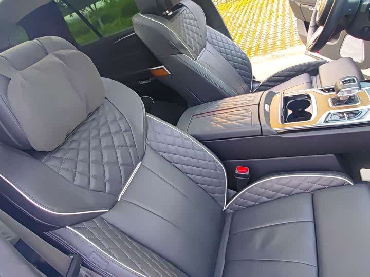 Фото 19 - Hongqi E-HS9