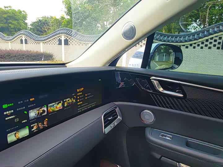 Фото 27 - Hongqi E-HS9