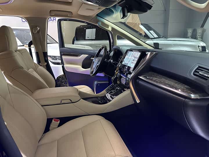 Фото 5 - Toyota Vellfire