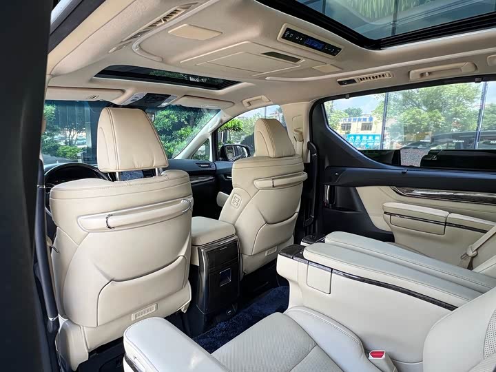 Фото 4 - Toyota Vellfire