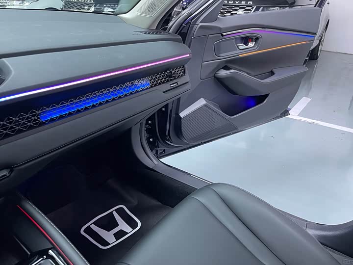Фото 8 - Honda Accord