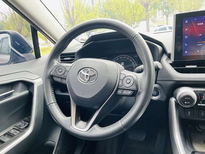 Фото 10 - Toyota RAV4