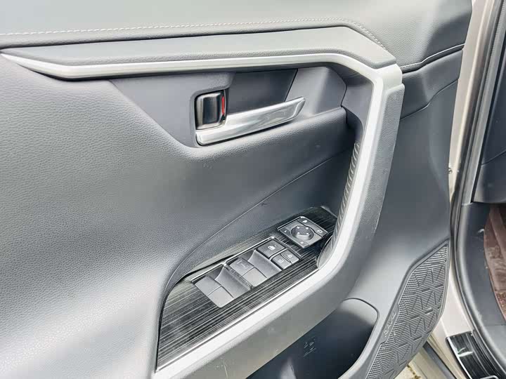 Фото 11 - Toyota RAV4