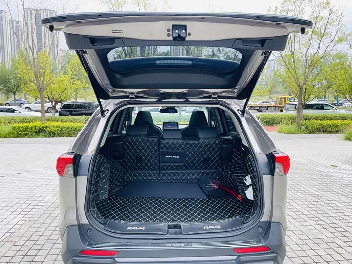 Фото 12 - Toyota RAV4