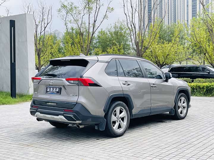 Фото 13 - Toyota RAV4