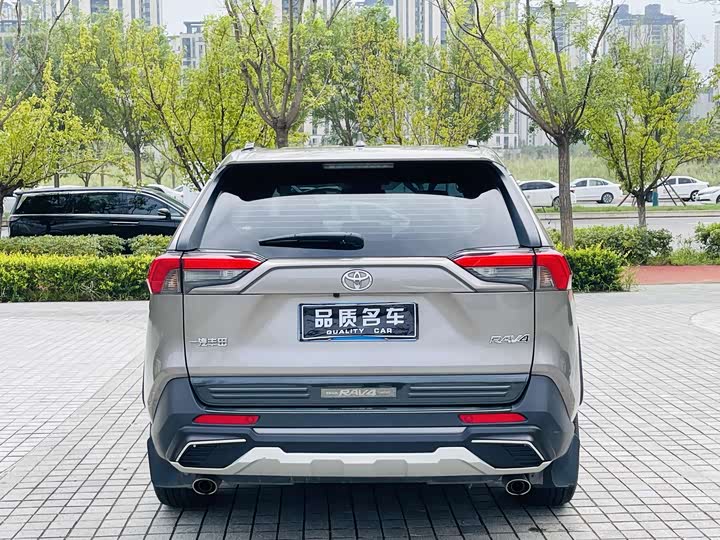 Фото 14 - Toyota RAV4