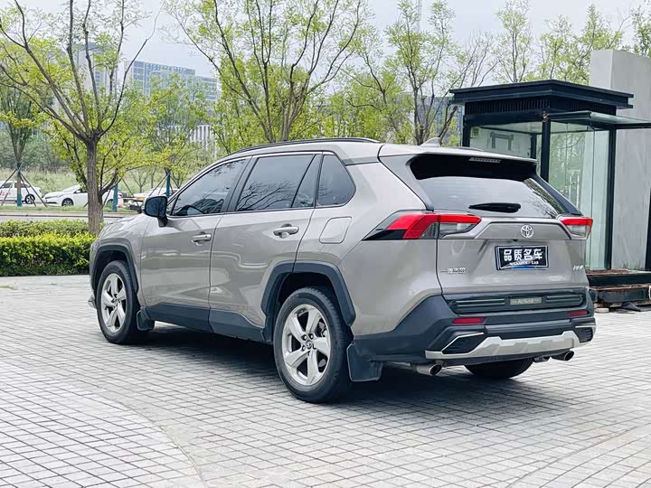 Фото 15 - Toyota RAV4