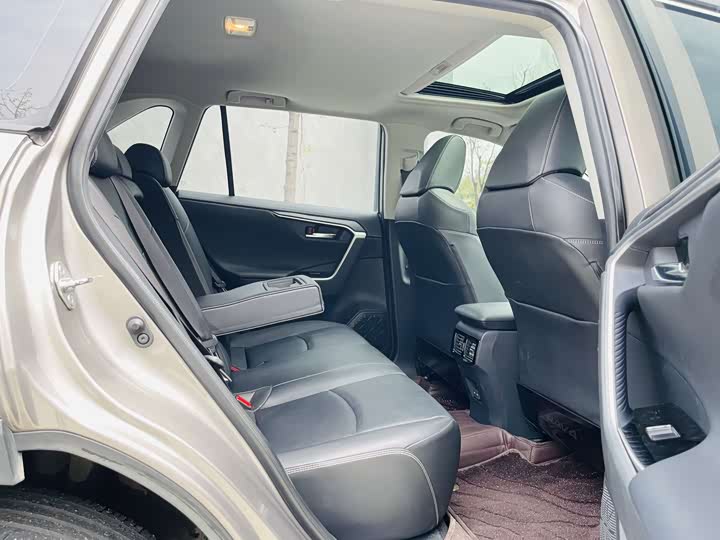 Фото 5 - Toyota RAV4