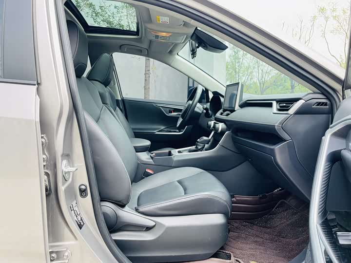 Фото 6 - Toyota RAV4