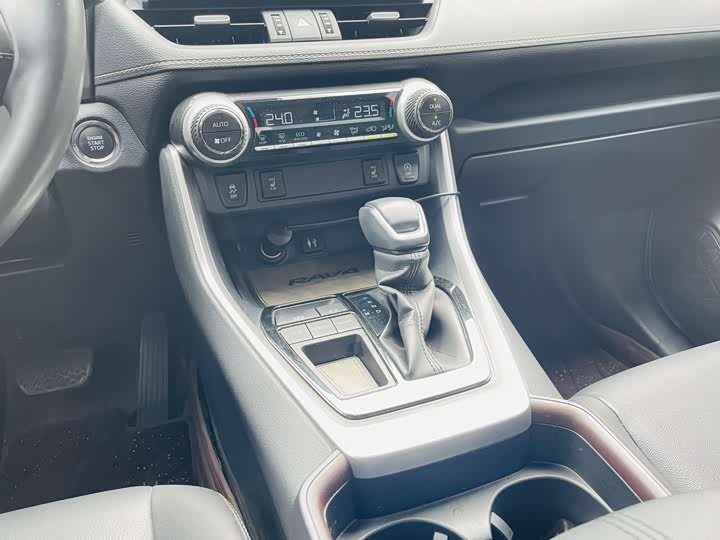 Фото 8 - Toyota RAV4