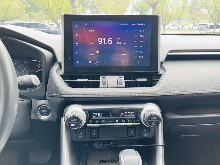 Фото 9 - Toyota RAV4