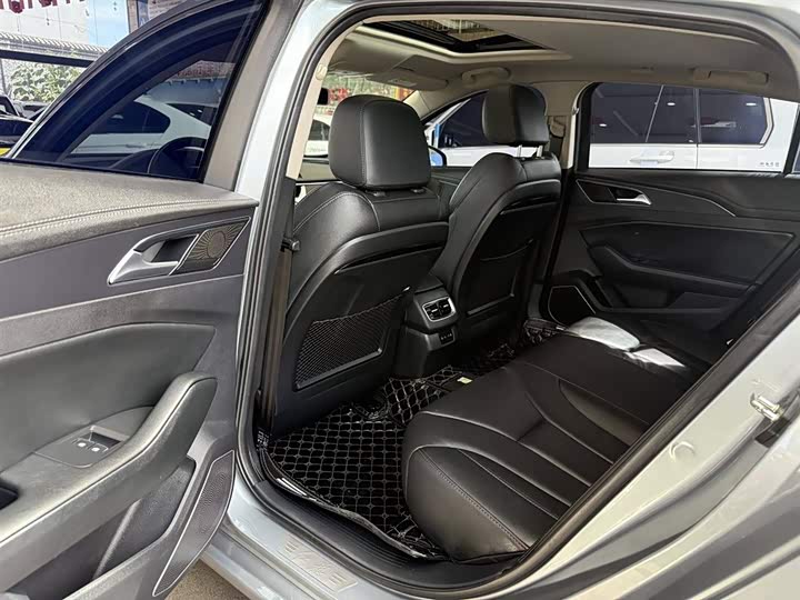 Фото 9 - Hongqi H5