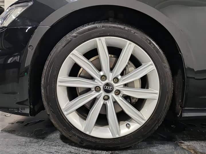 Фото 15 - Audi A6L