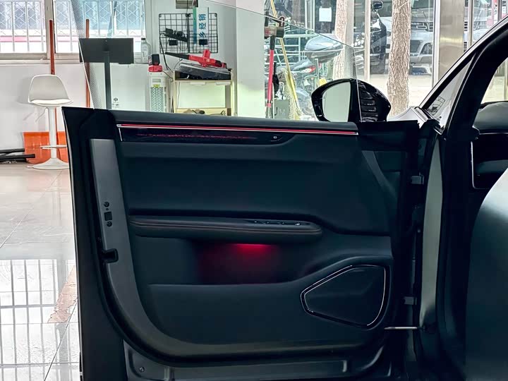 Фото 14 - HiPhi X