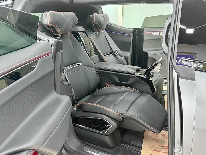 Фото 24 - HiPhi X