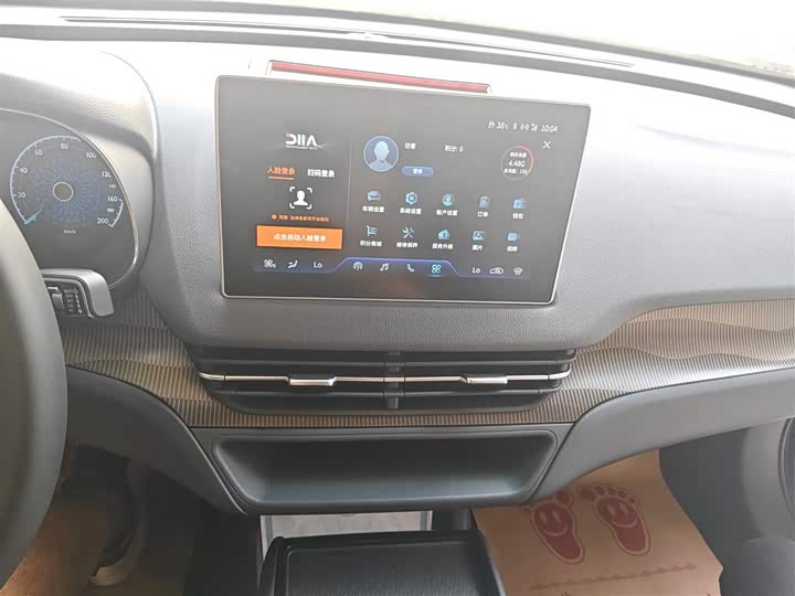 Фото 13 - Hongqi E-QM5