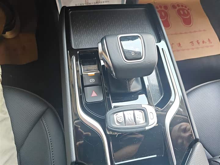 Фото 14 - Hongqi E-QM5