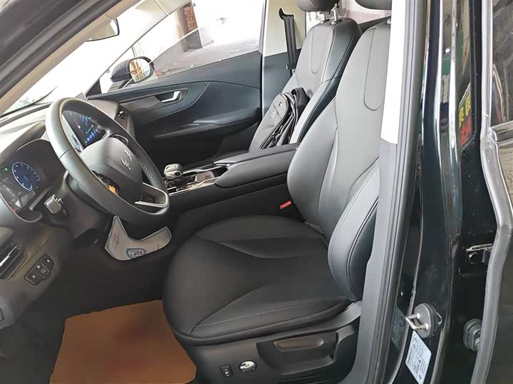 Фото 15 - Hongqi E-QM5