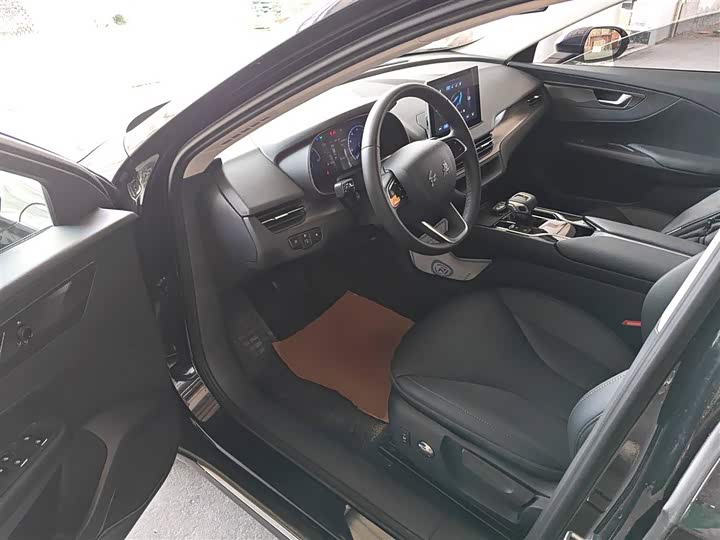 Фото 16 - Hongqi E-QM5