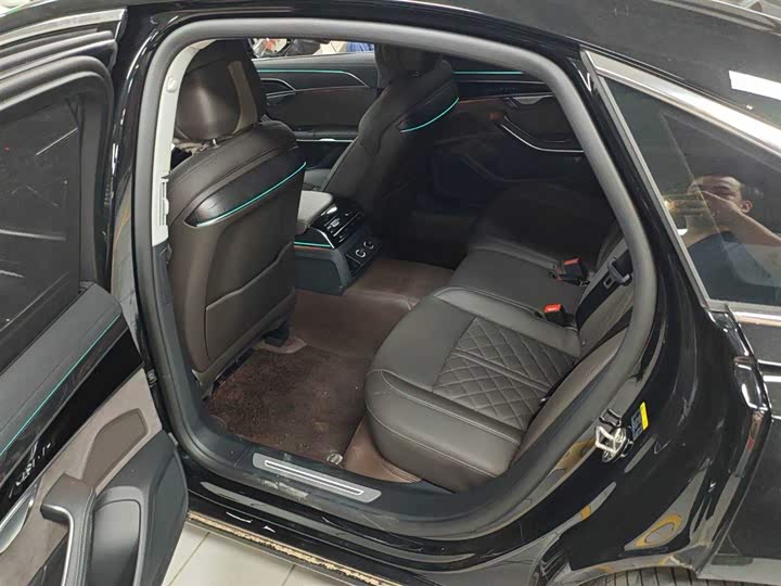 Фото 7 - Audi A8