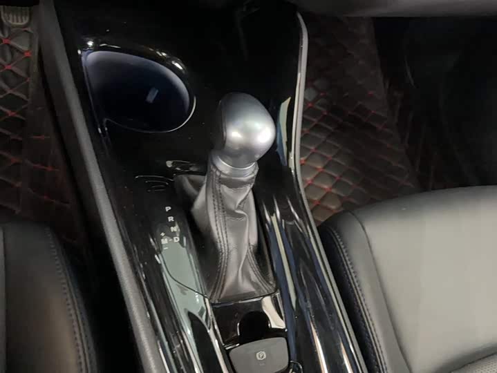 Фото 10 - Toyota C-HR