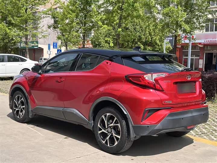 Фото 11 - Toyota C-HR