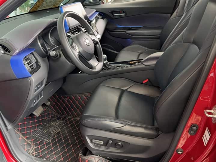 Фото 12 - Toyota C-HR