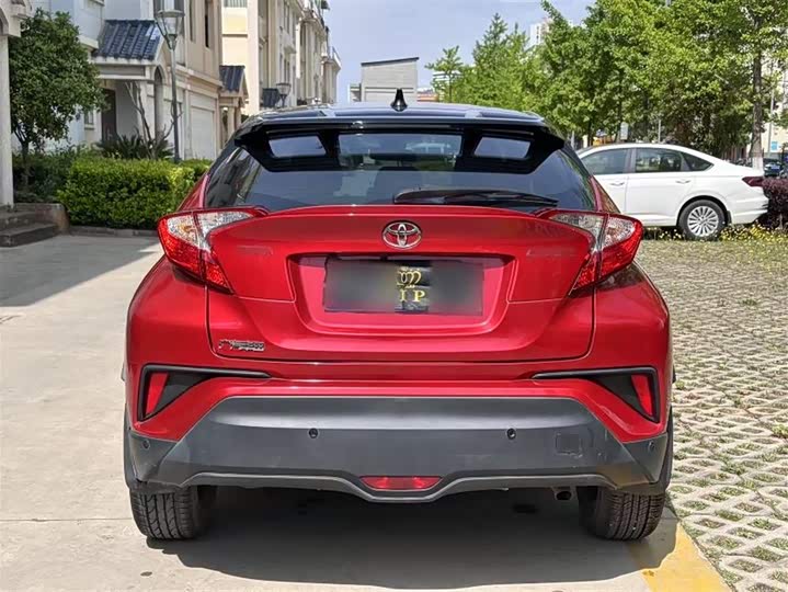 Фото 13 - Toyota C-HR