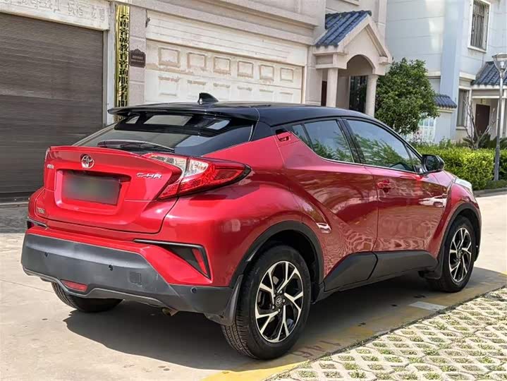 Фото 14 - Toyota C-HR