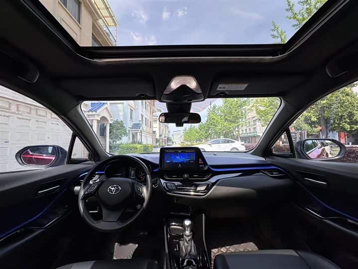 Фото 16 - Toyota C-HR