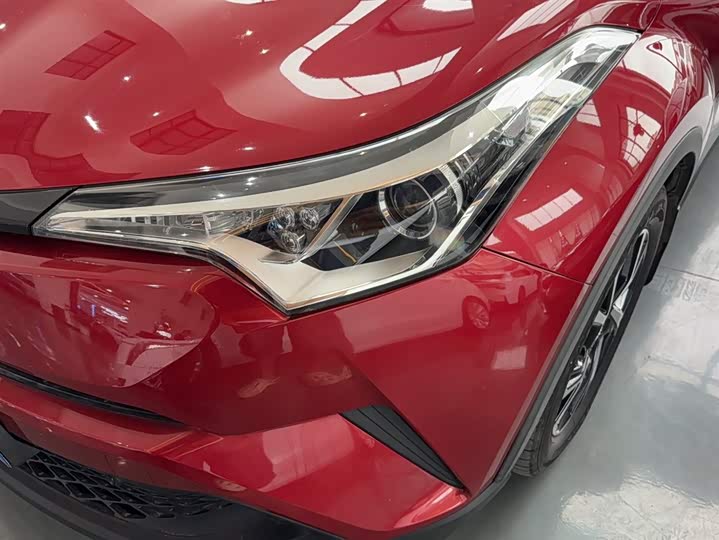 Фото 3 - Toyota C-HR