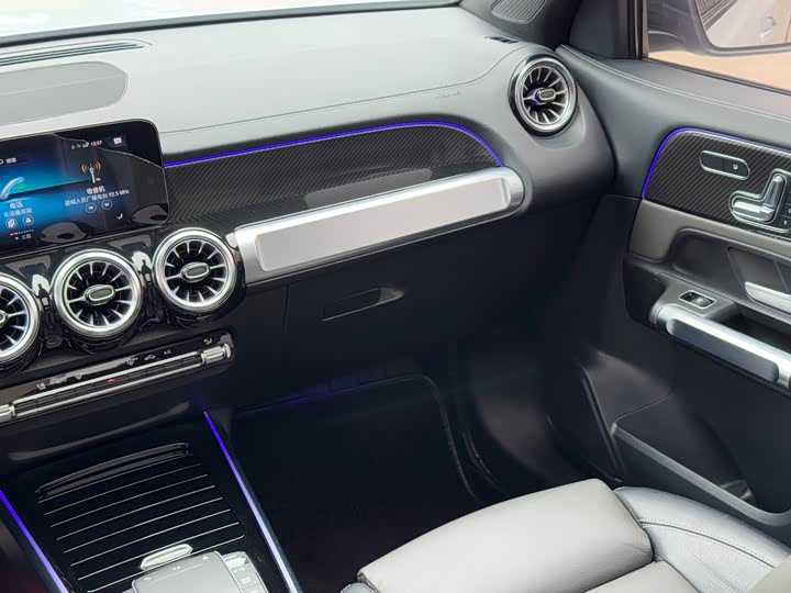 Фото 15 - Mercedes-Benz GLB-Class AMG