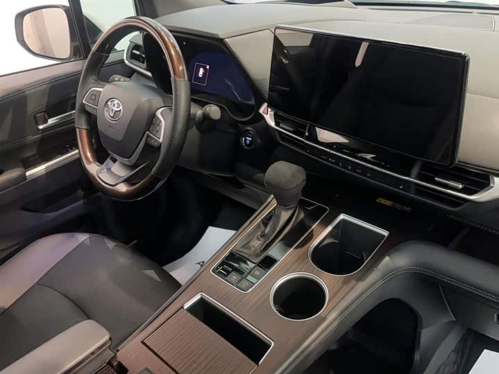 Фото 2 - Toyota Granvia