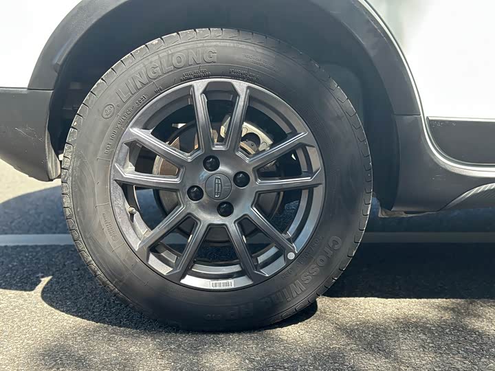 Фото 10 - Geely Vision X3