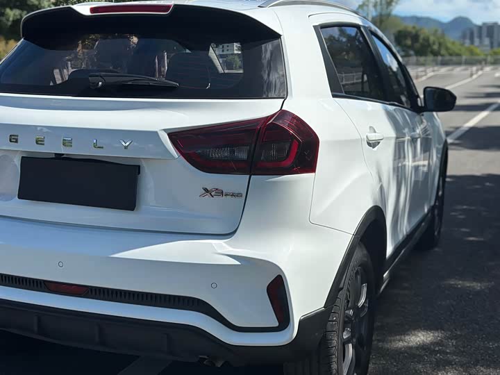 Фото 8 - Geely Vision X3