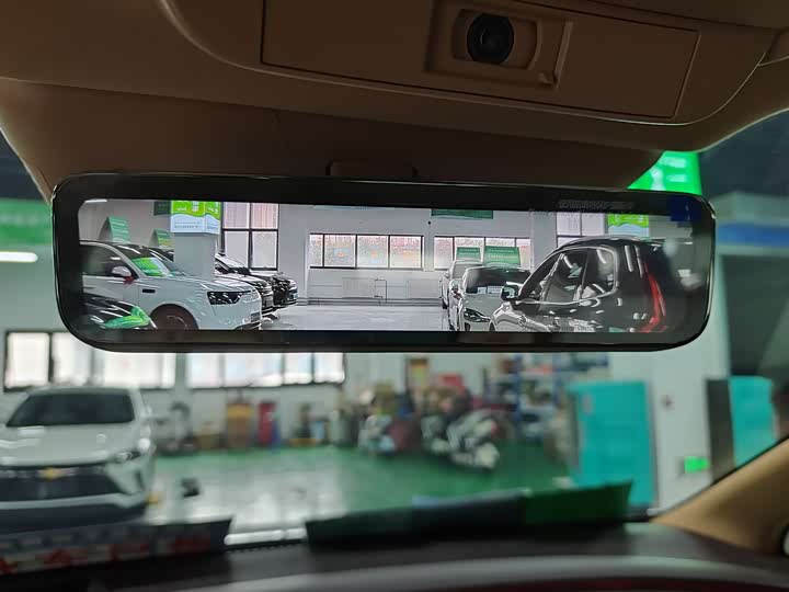 Фото 14 - Denza D9