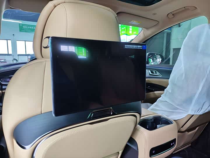 Фото 16 - Denza D9